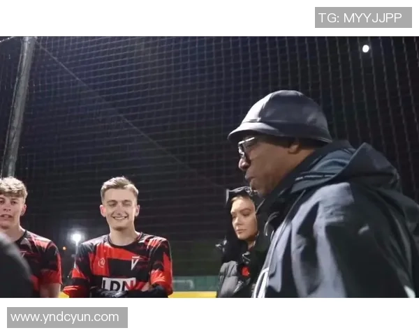 足球明星街头拍摄地摊视频展现真实生活与亲民魅力引发粉丝热议 足球明星街头拍摄地摊视频展现真实生活与亲民魅力引发粉丝热议