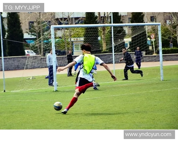 足球红袜的传奇旅程与背后的故事揭秘 足球红袜的传奇旅程与背后的故事揭秘