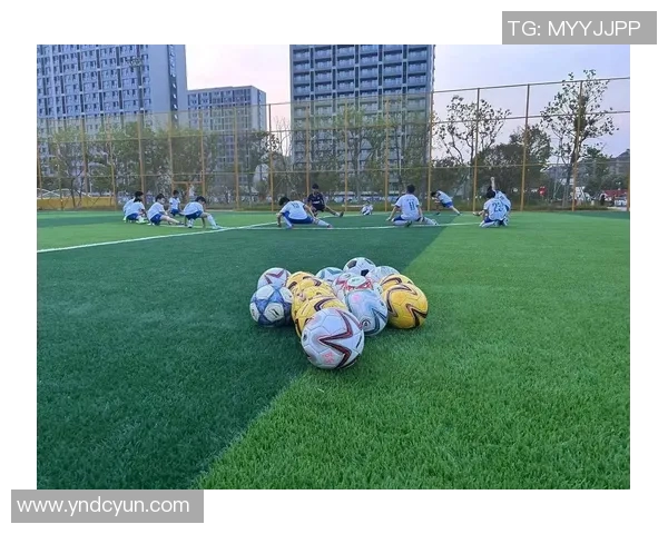 带你踢足球体验不一样的快乐与激情尽在绿茵场上尽情挥洒汗水