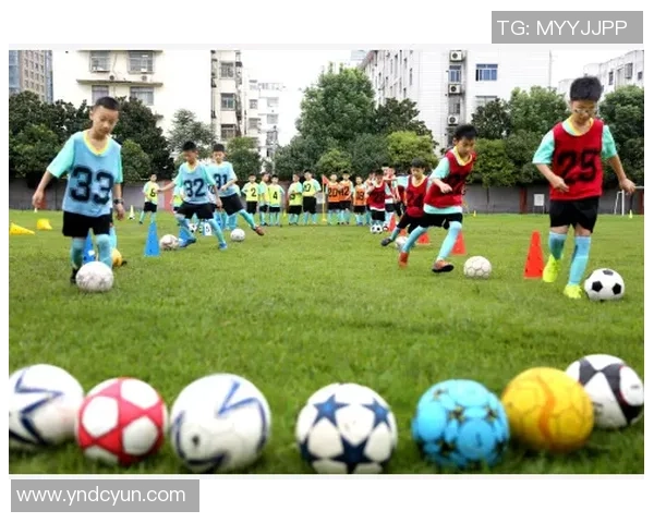 手持足球气球畅享欢乐时光让运动与乐趣完美结合的创意活动