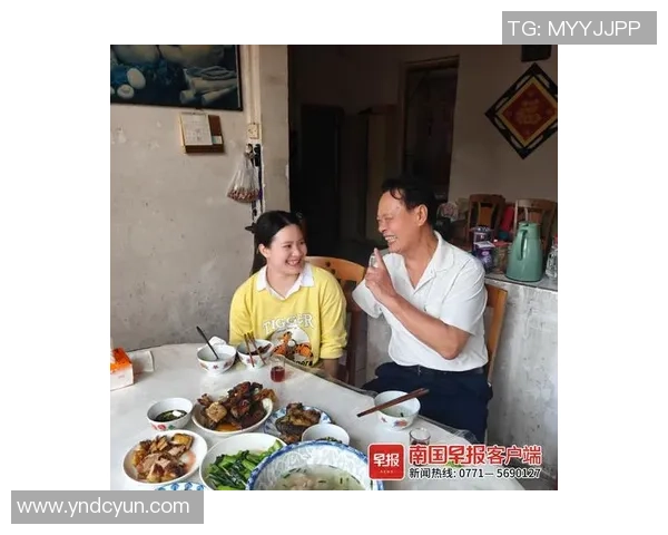 杨柯在足球场上的表现与个人生活的隐秘故事揭秘